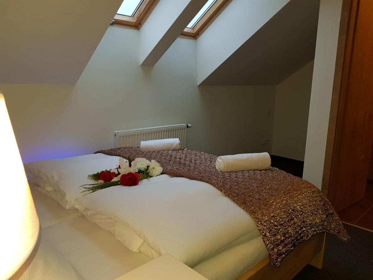 Pension A Restaurace U Sousedu Стражны Экстерьер фото