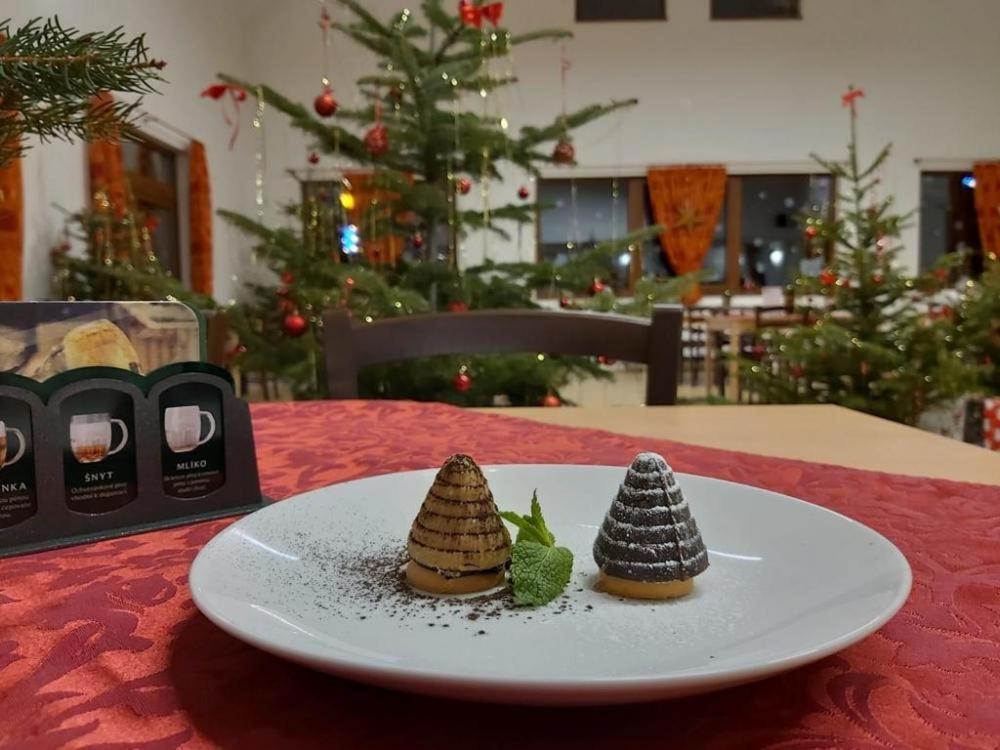 Pension A Restaurace U Sousedu Стражны Экстерьер фото