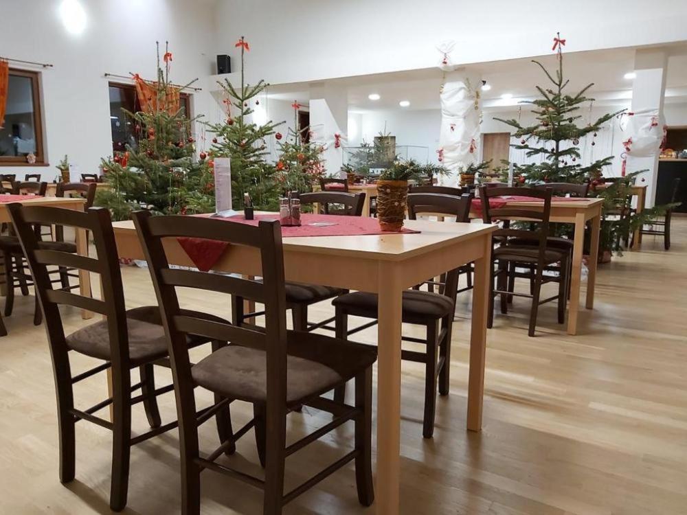 Pension A Restaurace U Sousedu Стражны Экстерьер фото